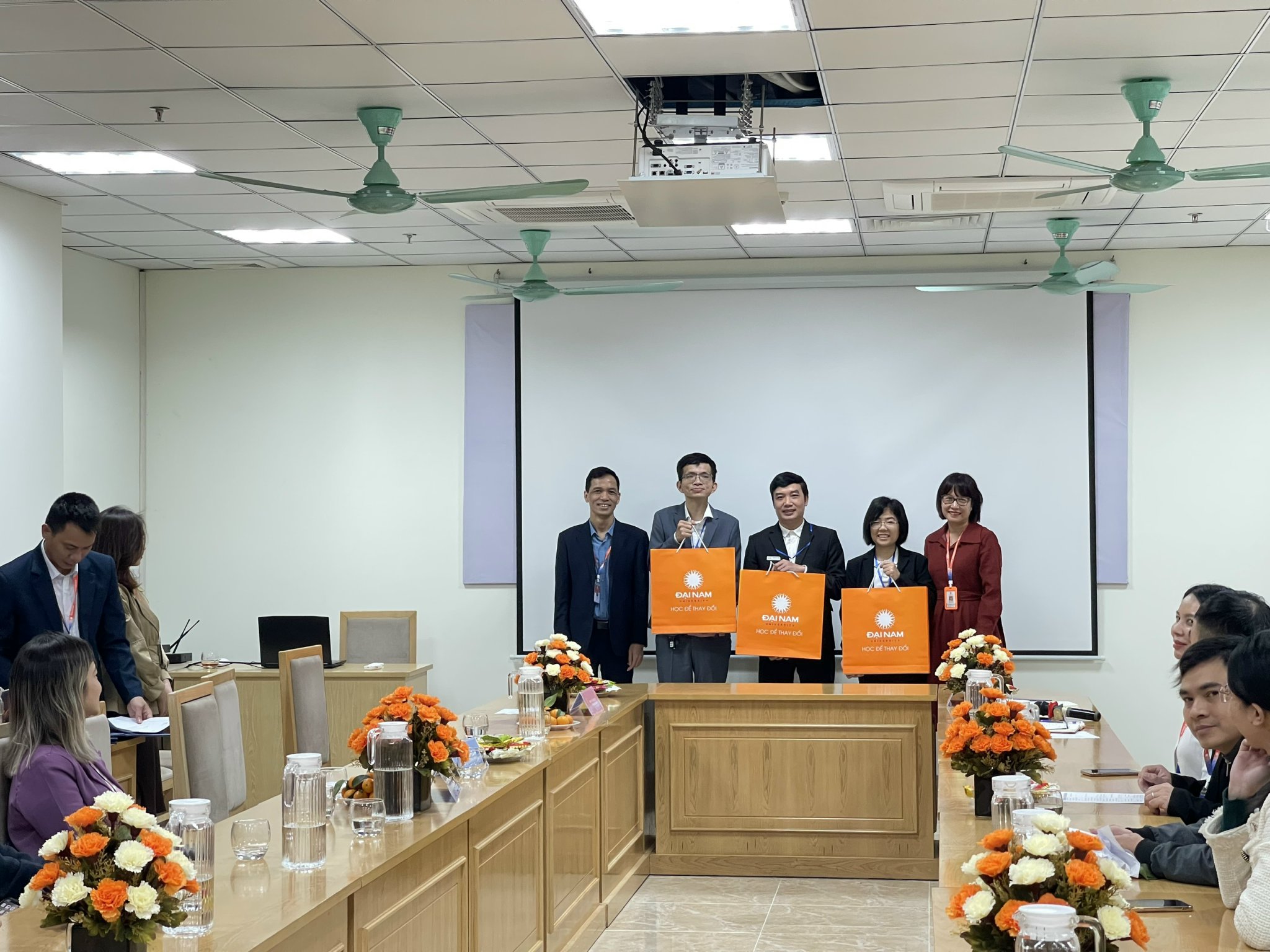 Trao quà tặng công ty HACOM