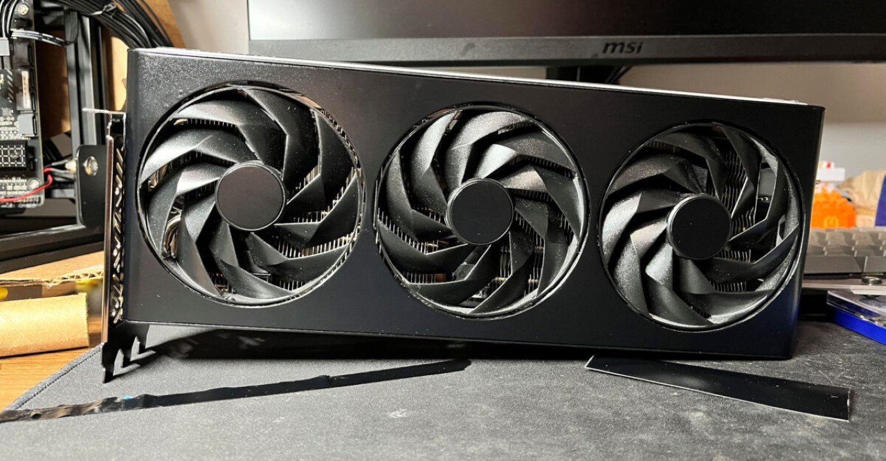 Sapphire Nitro+ với lớp vỏ tùy chỉnh màu đen