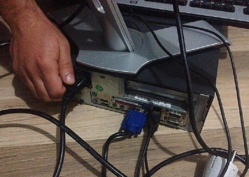 cách tháo lắp màn hình máy tính để bàn dell1