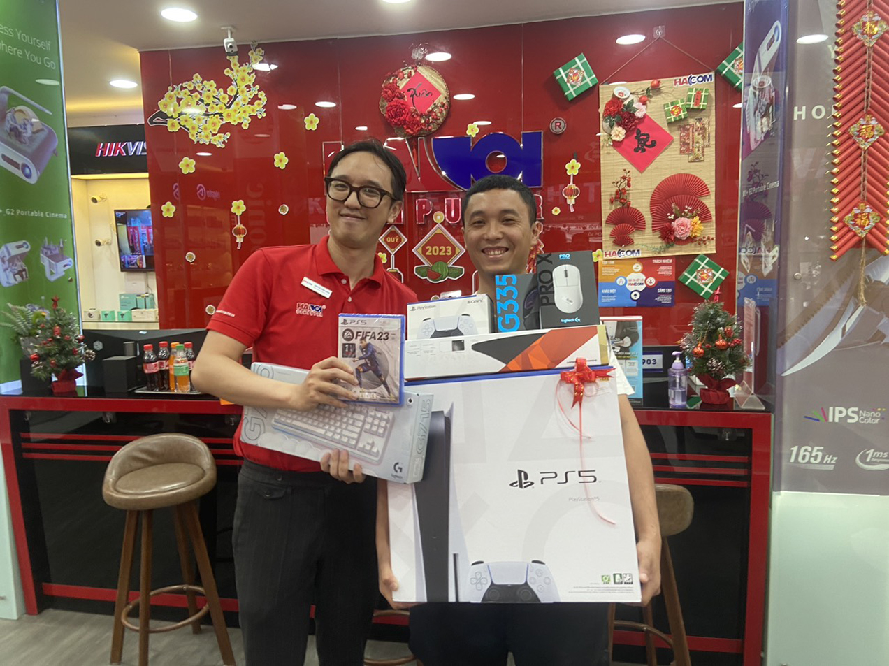 Khách hàng tại công ty HACOM