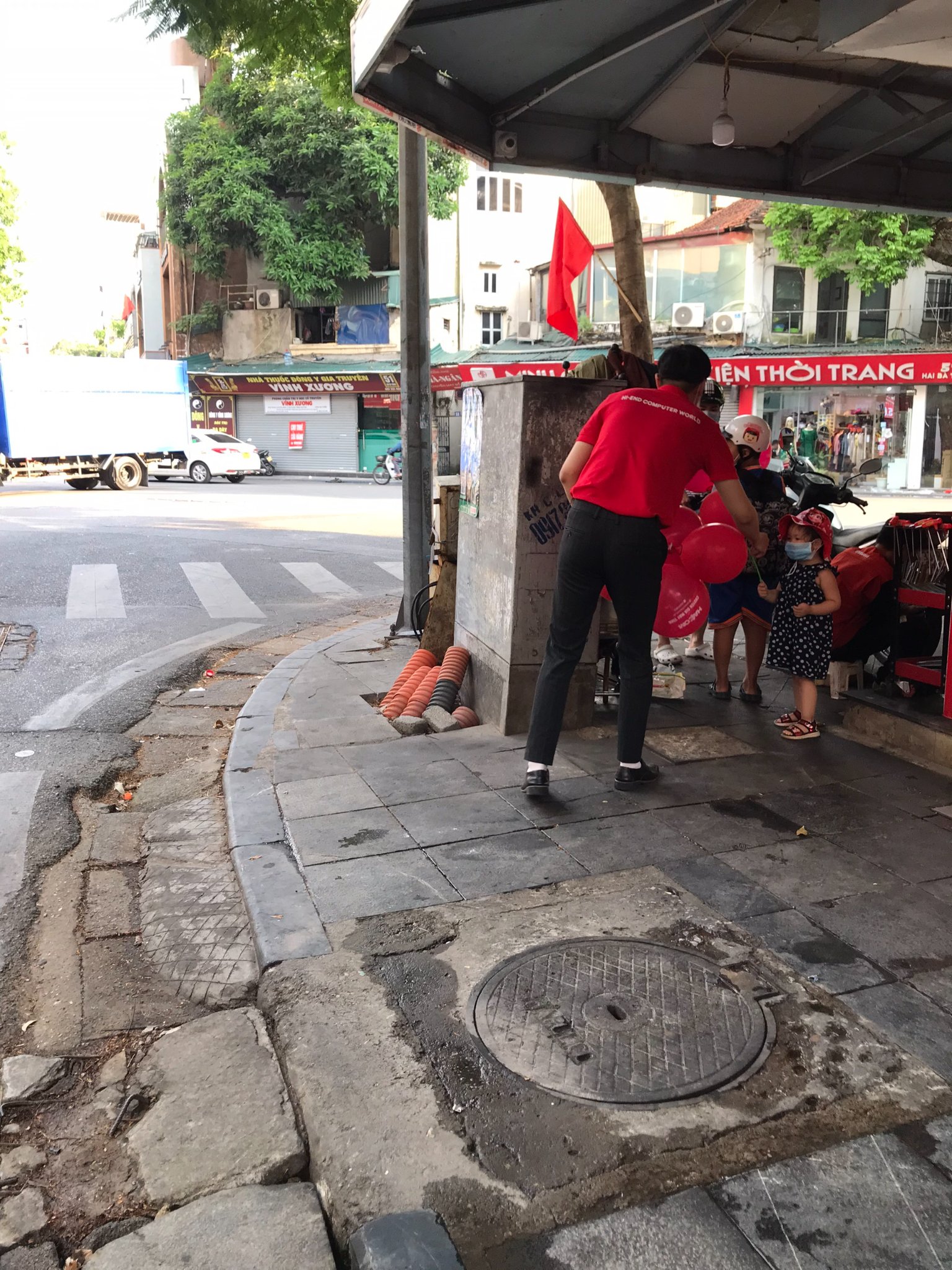 Nhân viên Công ty HACOM tặng bóng bay