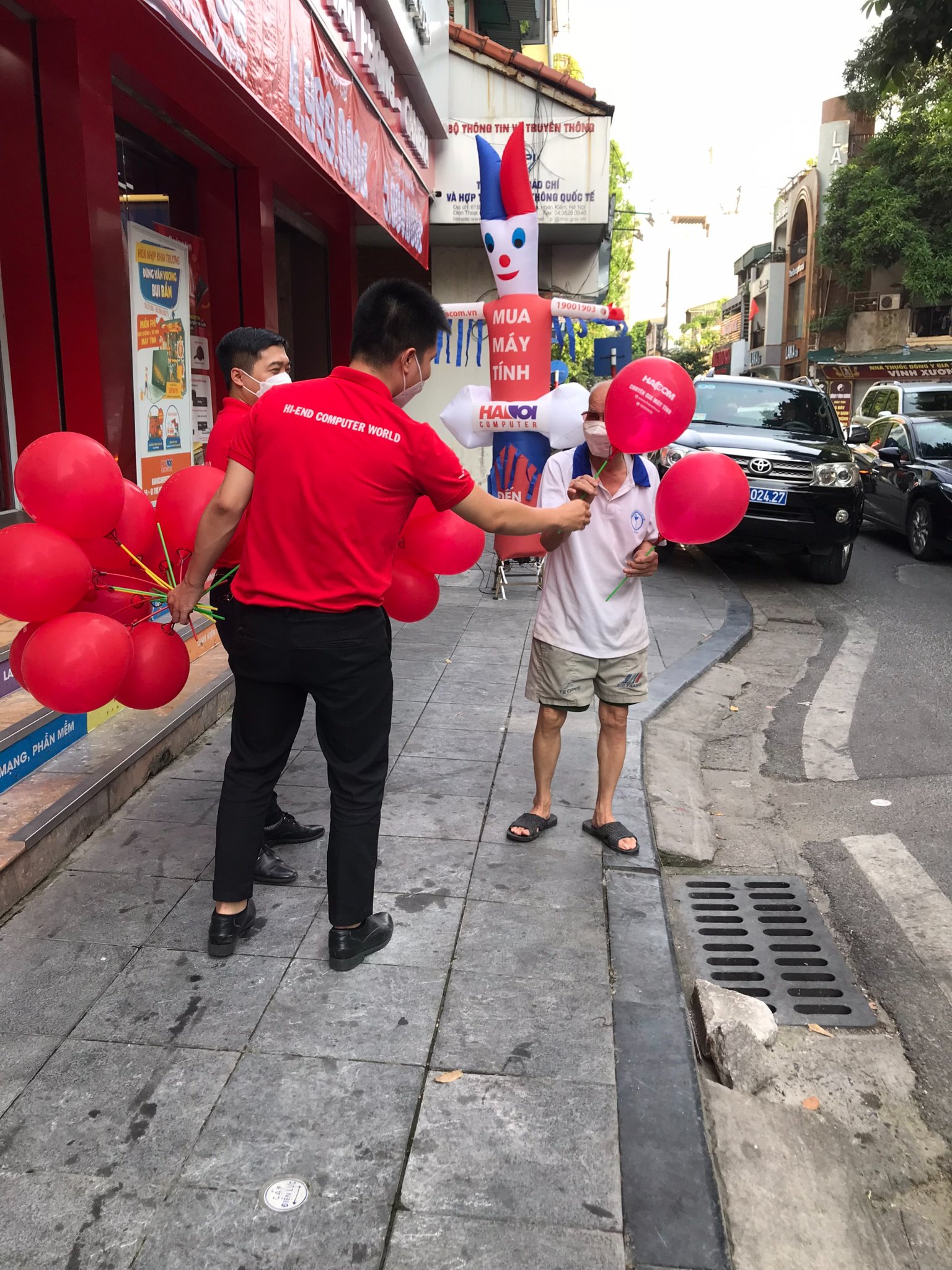 Nhân viên công ty HACOM tặng quà