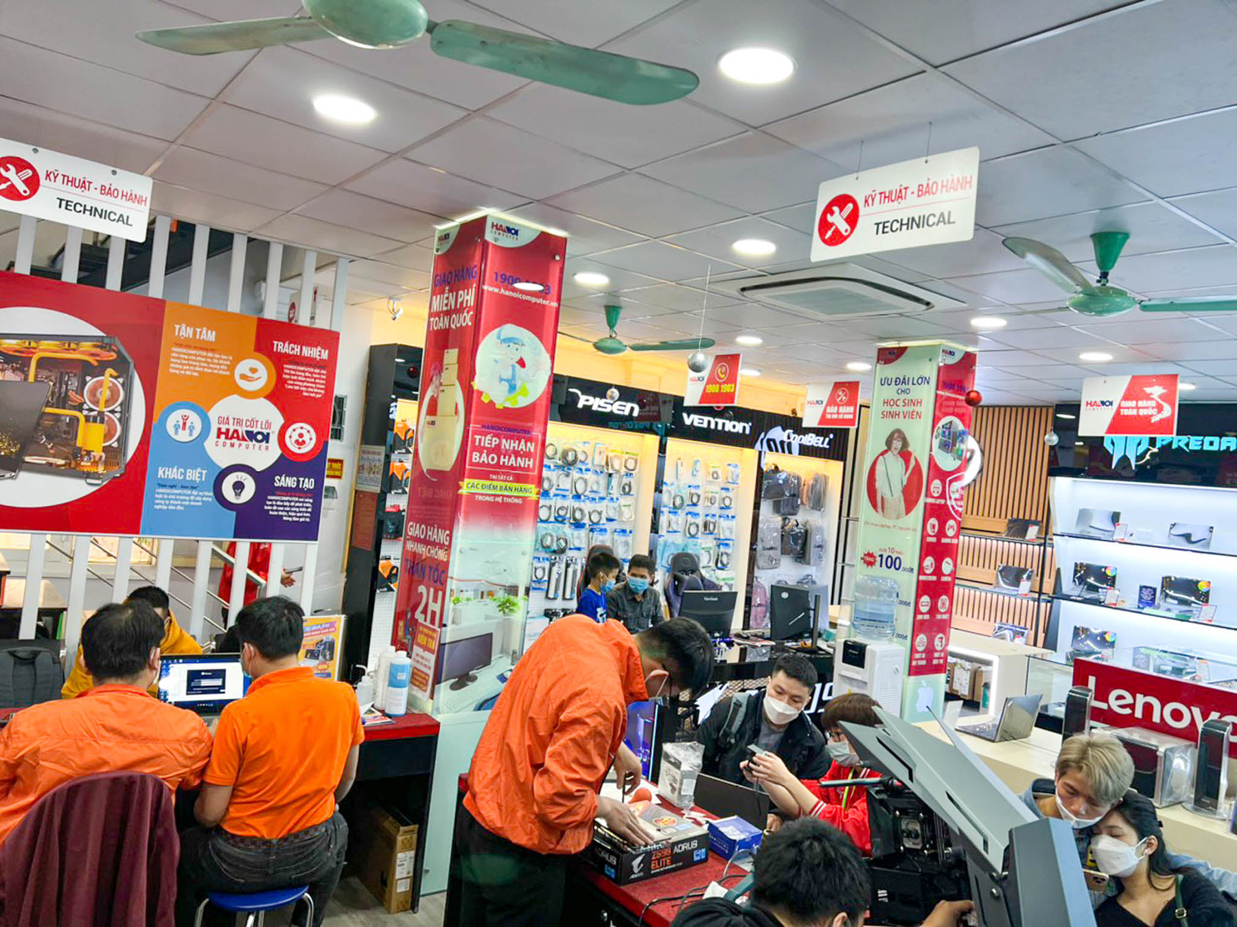 Nhân viên Công ty HACOM