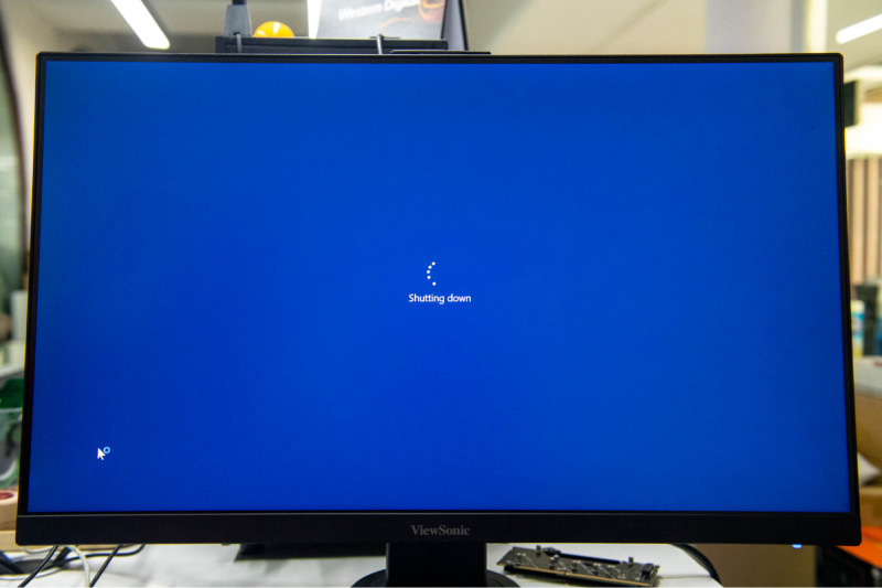 Khởi động lại m&aacute;y t&iacute;nh trước khi reset VGA card