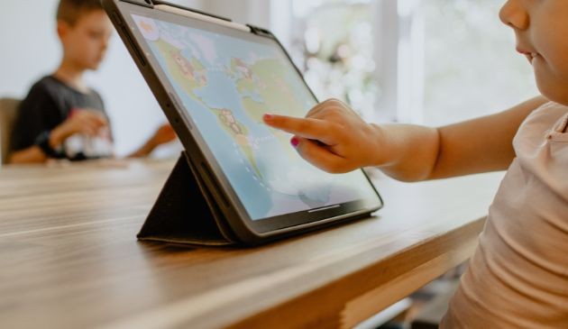 Nên mua máy tính bảng nào cho con học theo giá cả