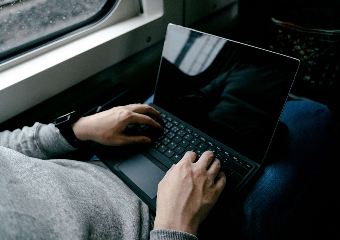 màn hình laptop đen thui