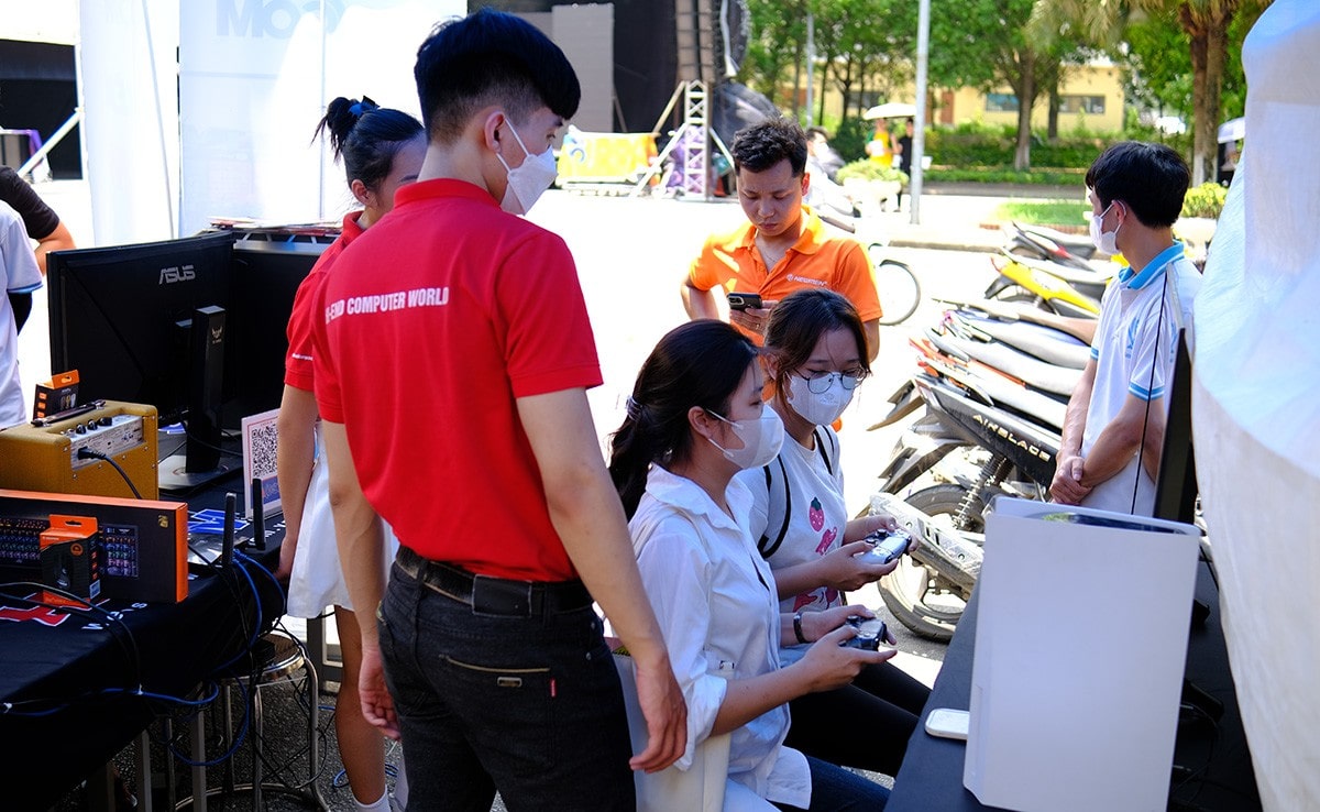 Nhân viên Công ty HACOM giao lưu cùng các bạn sinh viên