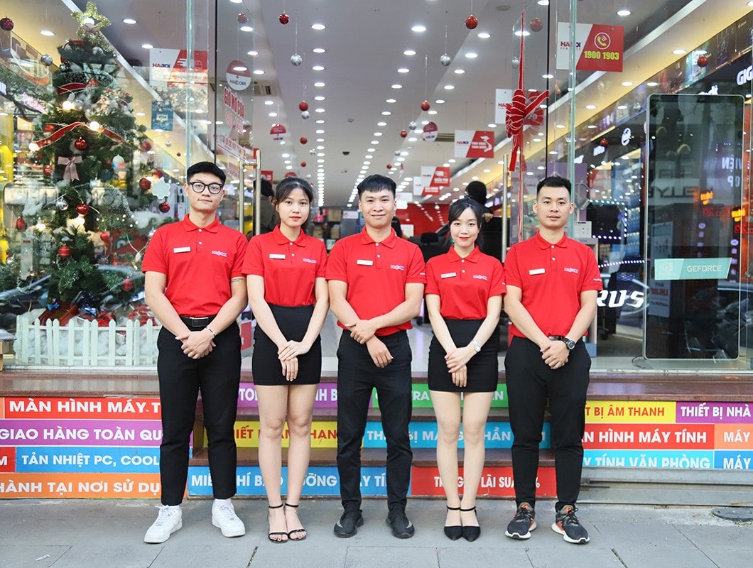 Nhân viên HACOM chào đón khách hàng