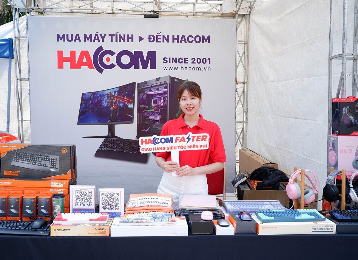 Nhân viên HACOM tại gian hàng Học Viện Nông Nghiệp