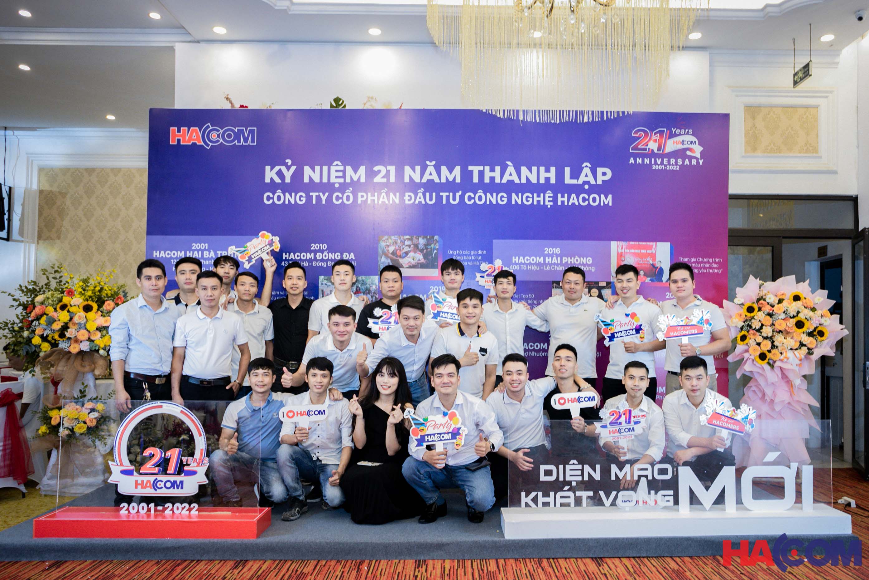 Nhân viên HACOM chụp ảnh kỷ niệm 21 năm thành lập công ty