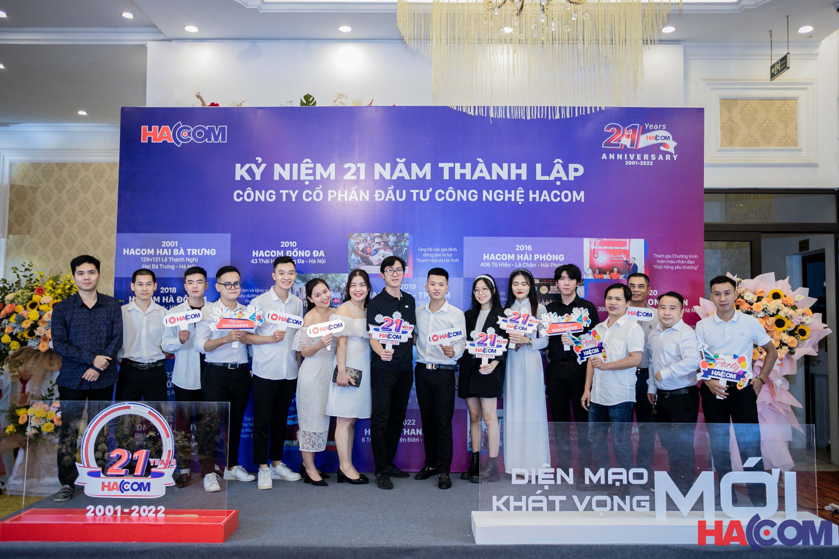 Nhân viên HACOM chụp ảnh kỷ niệm sinh nhật công ty