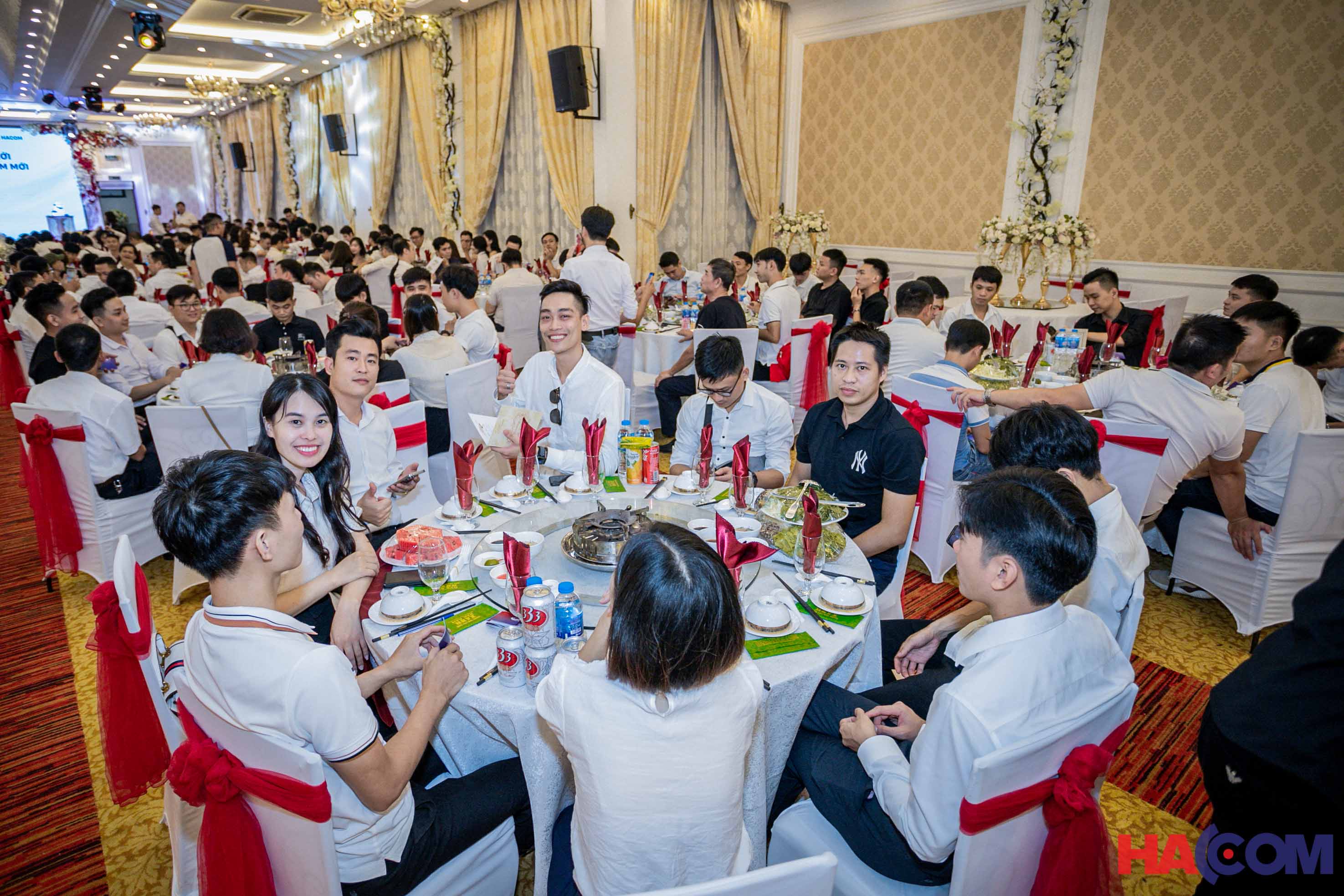 Nhân viên HACOM dự tiệc kỷ niệm 21 năm sinh nhật