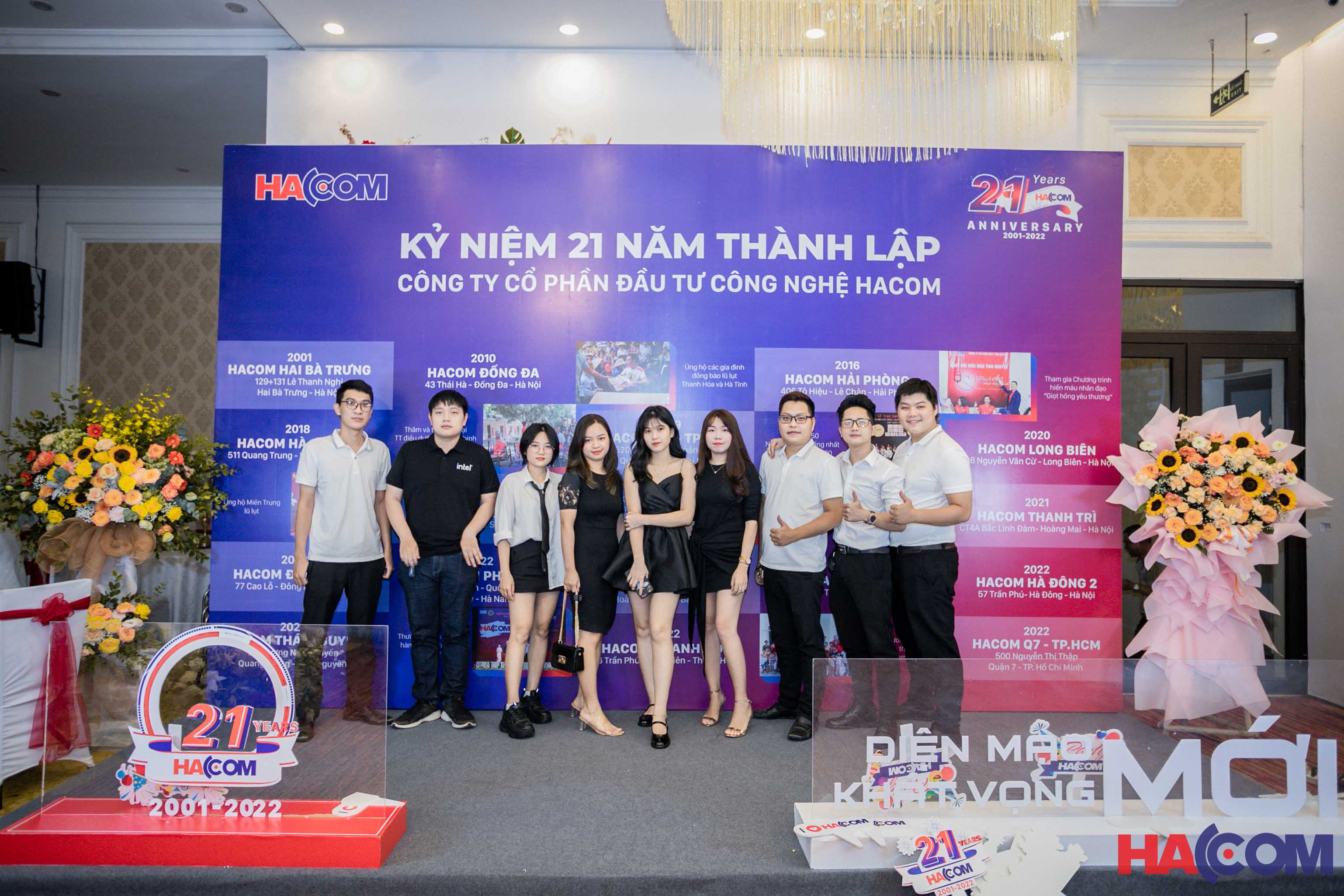 Nhân viên HACOM chụp ảnh kỷ niệm 21 năm sinh nhật công ty