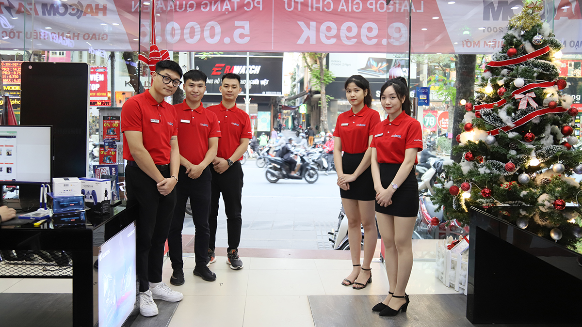 Nhân viên Hacom hẹn gặp lại khách hàng tại showroom