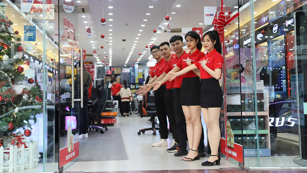 Nhân viên Hacom đón chào khách hàng tại showroom Công ty