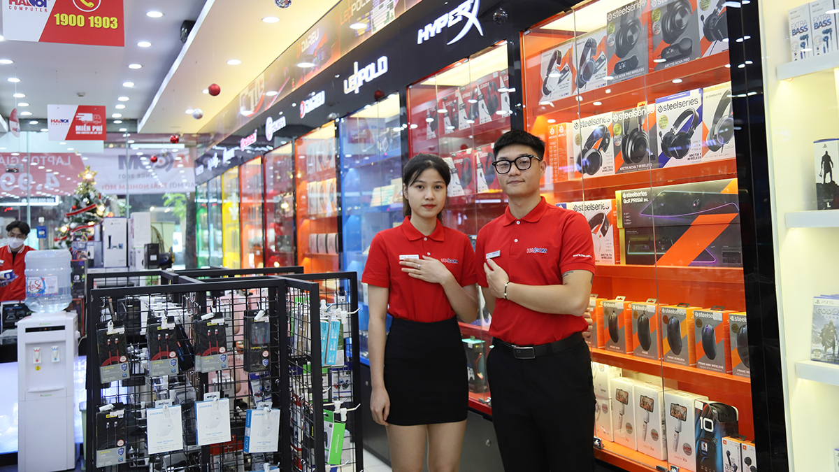 Nhân viên Hacom tận tâm phục vụ quý khách