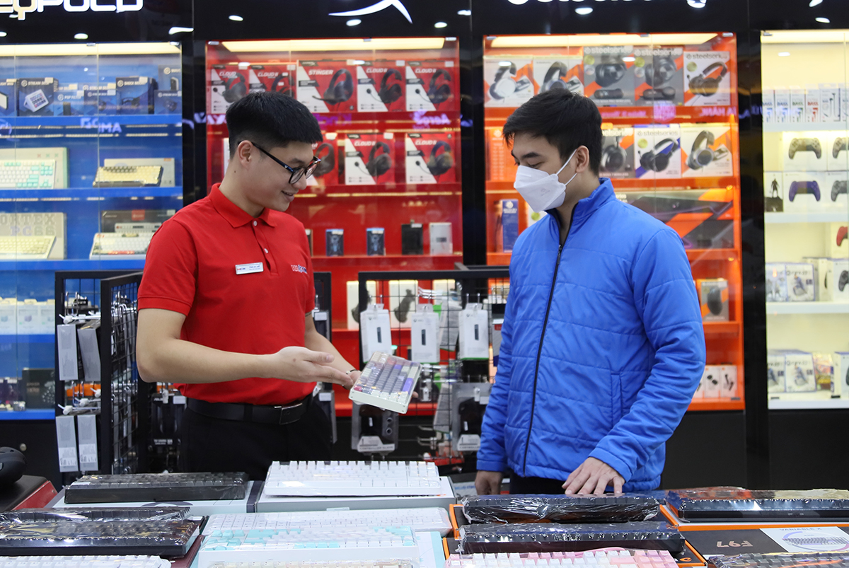 Nhân viên Hacom tận tâm phục vụ khách hàng