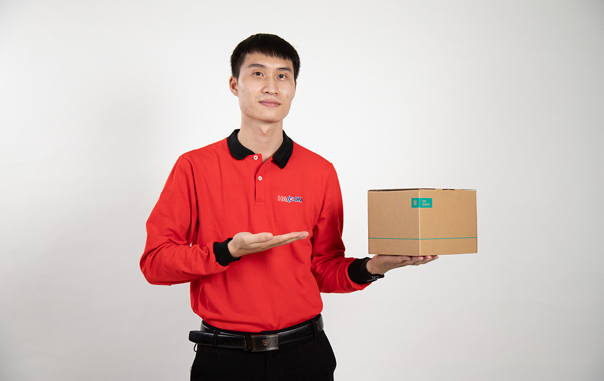 Nhân viên HACOM giao vận chuyên nghiệp