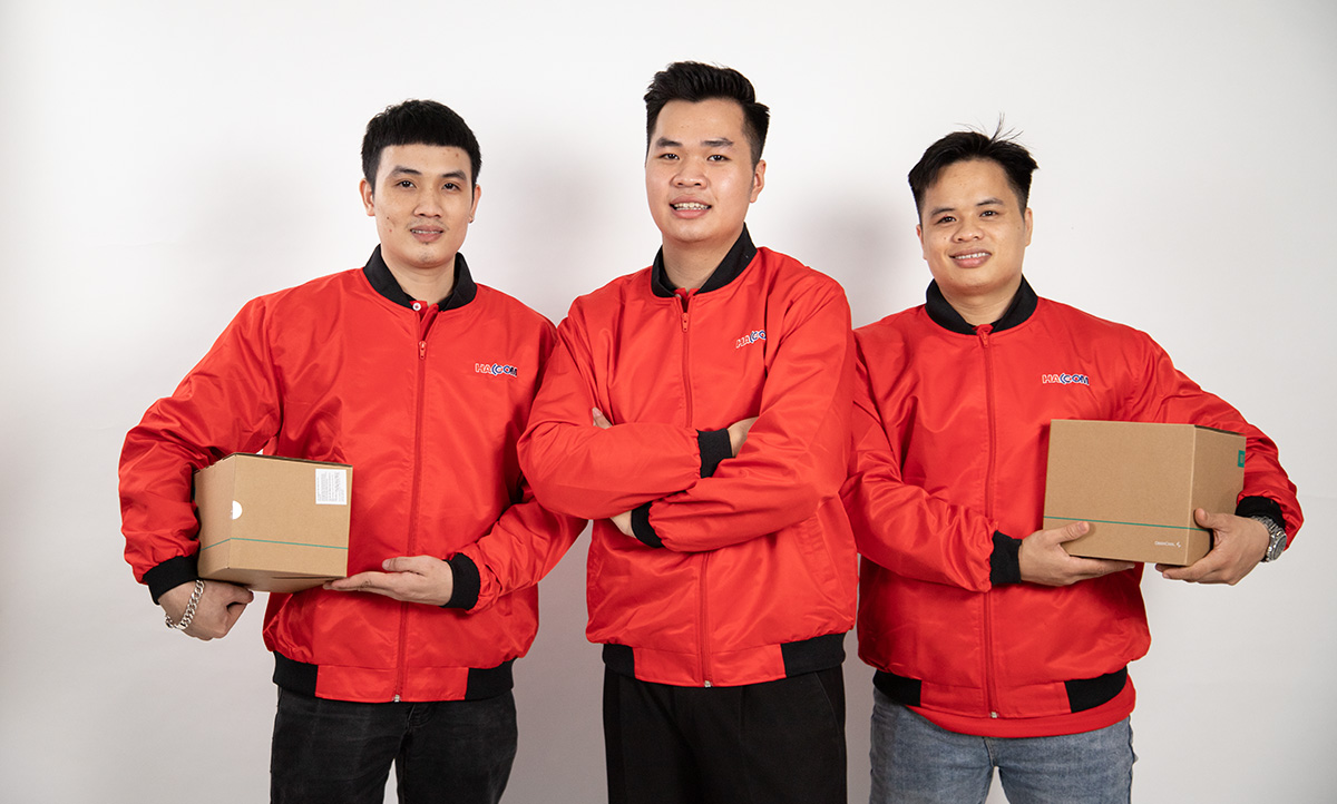 Nhân viên HACOM giao hàng với nụ cười trên môi