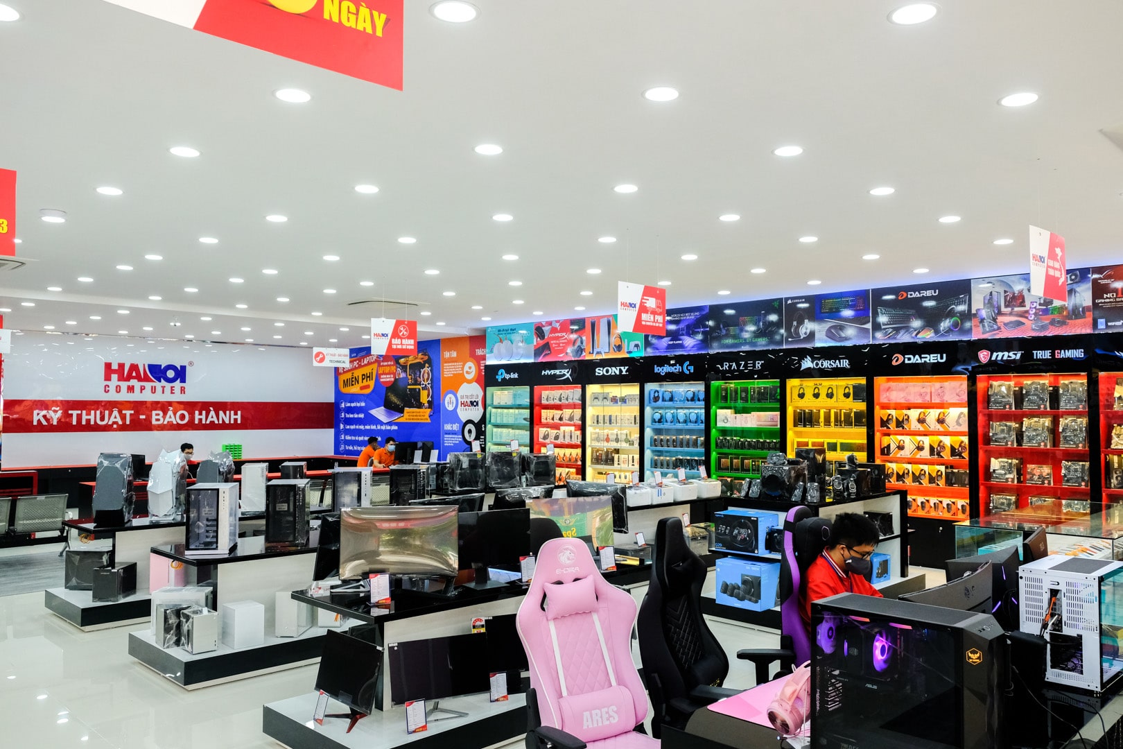 Con người HACOM tại showroom HACOM Từ Sơn Bắc Ninh