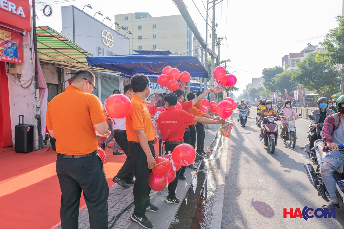 Con người HACOM chào đón khách hàng tại showroom chi nhánh HACOM quận 7