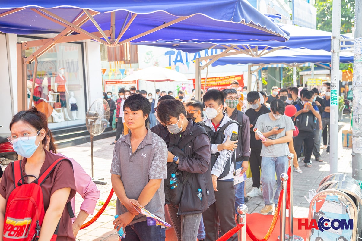 Khách hàng xếp hàng vào mua tại showroom HACOM quận 7