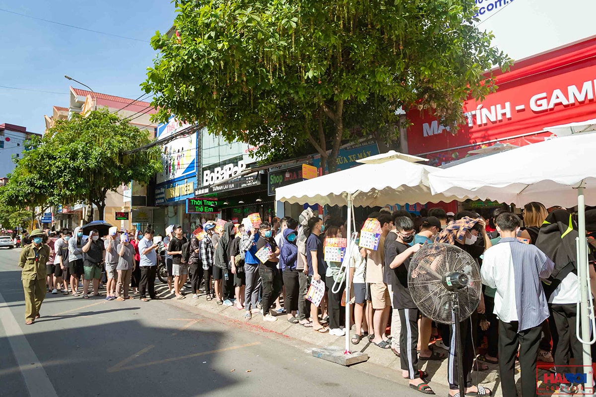 Khách hàng đứng xếp hàng sự kiện khai trương Showroom HACOM