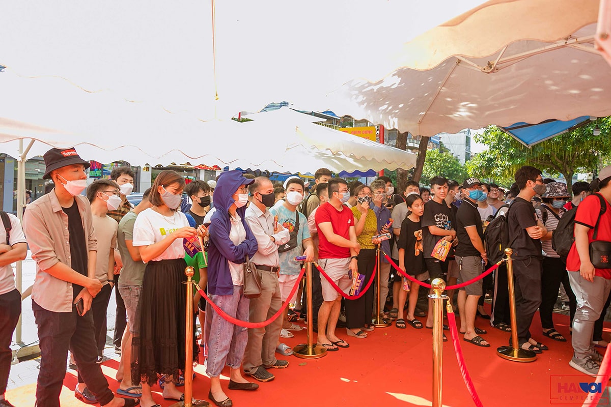 Khách hàng đến tham dự lễ khai trương cùng HACOM