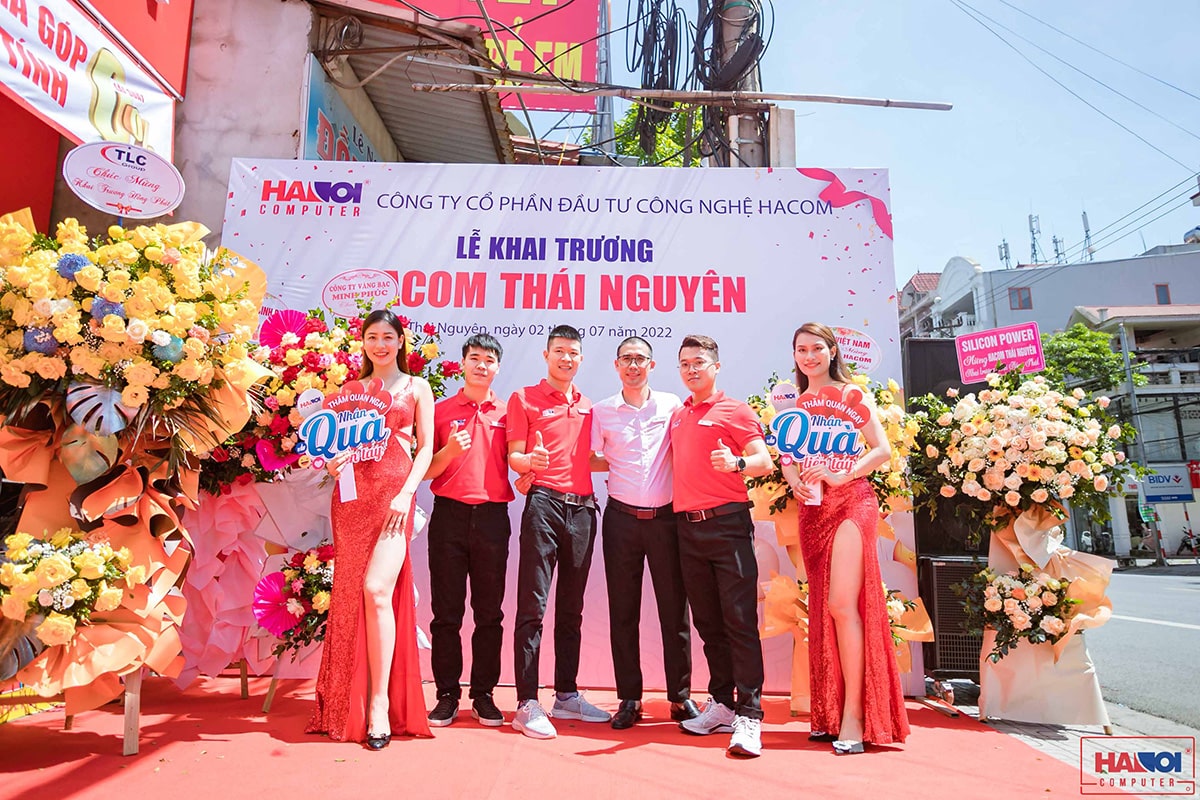 Nhân viên HACOM chụp ảnh tại lễ khai trương showroom HACOM Thái Nguyên