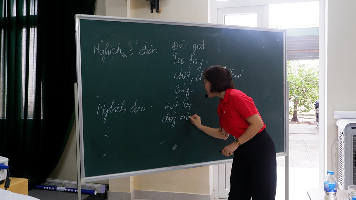 Nhân viên HACOM dạy học cho các trẻ em làng Birla