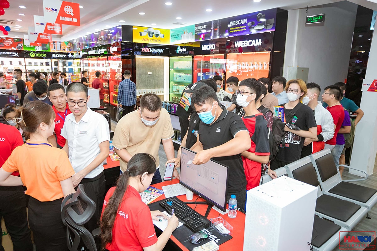 Nhân viên HACOM bán hàng phục vụ khách hàng tại Showroom HACOM Thái Nguyên