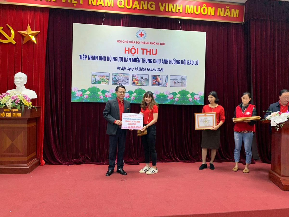 Nhân viên HACOM ủng hộ đồng bào Miền Trung lũ lụt