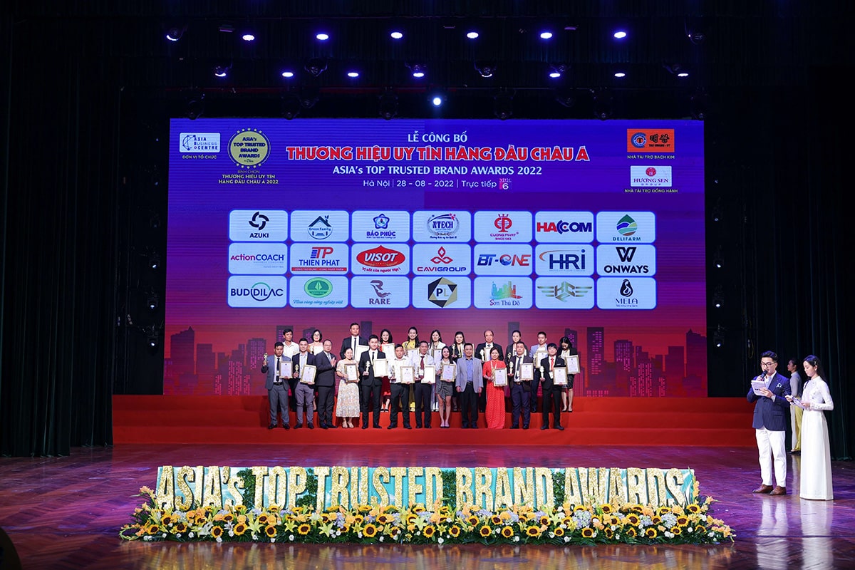 Nhân viên HACOM được trao giải thương hiệu uy tín hàng đầu Châu Á