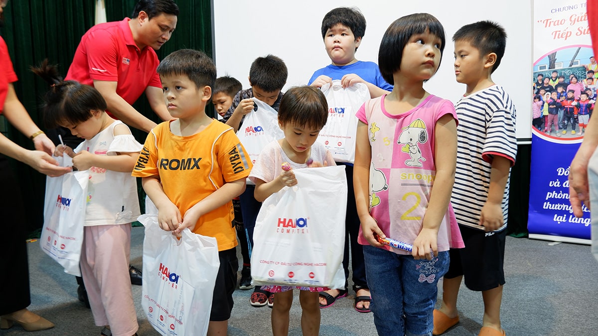 Nhân viên HACOM tặng quà các em học sinh làng Birla