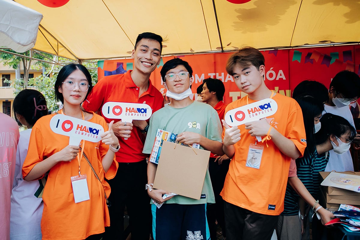 Nhân viên HACOM tham gia tổ chức lễ chào đón tân học sinh Thanh Hóa