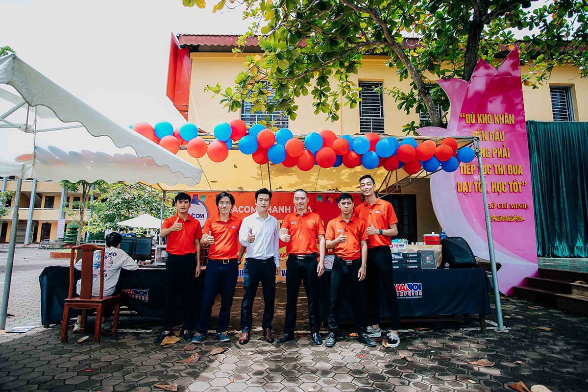 Nhân viên HACOM Thanh Hóa chào đón tân học sinh 