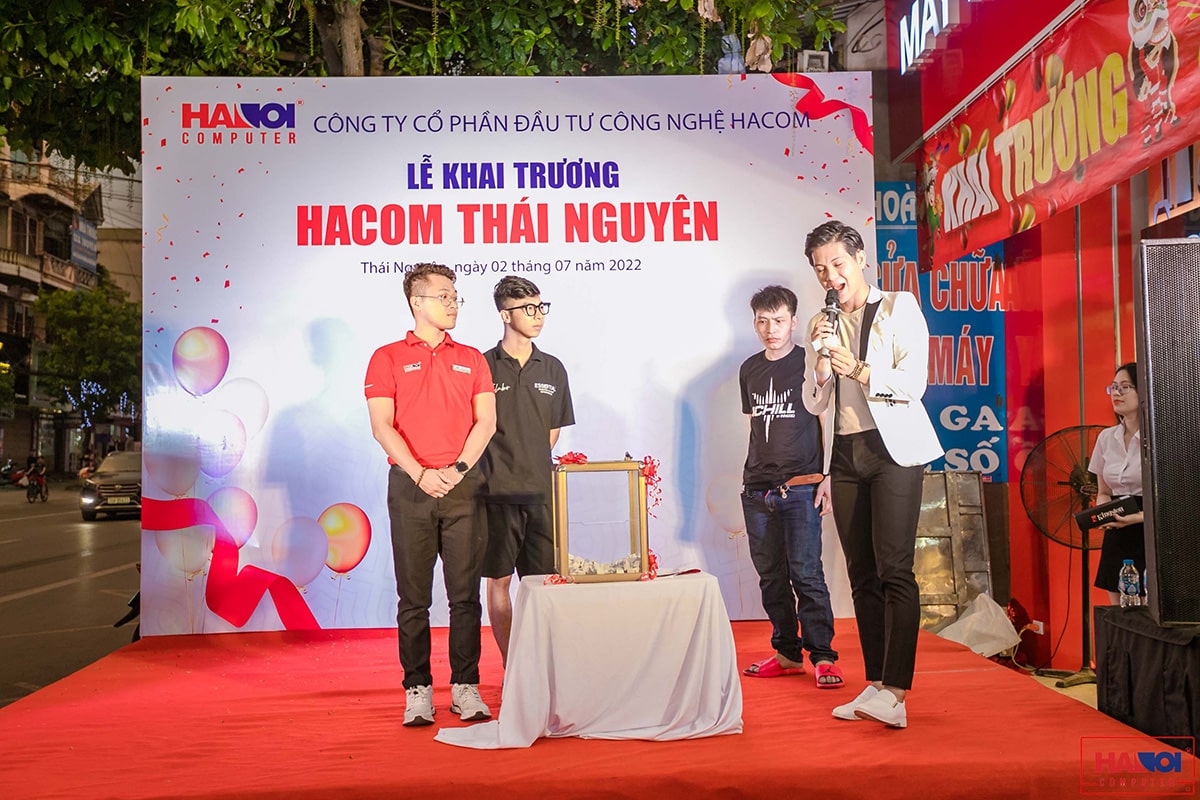 Nhân viên HACOM tham gia chương trình khai trương Showroom HACOM Thái Nguyên