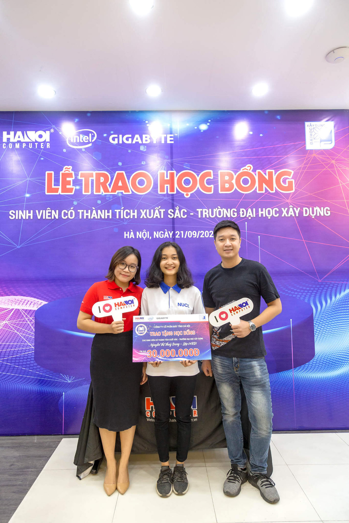 Nhân viên Hacom trao tặng giải thưởng tiếp sức chinh phục ước mơ