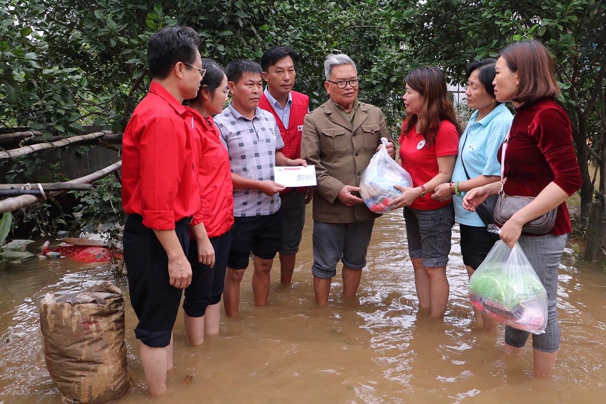 Nhân viên HACOM ủng hộ các hộ gia đình Miền Trung