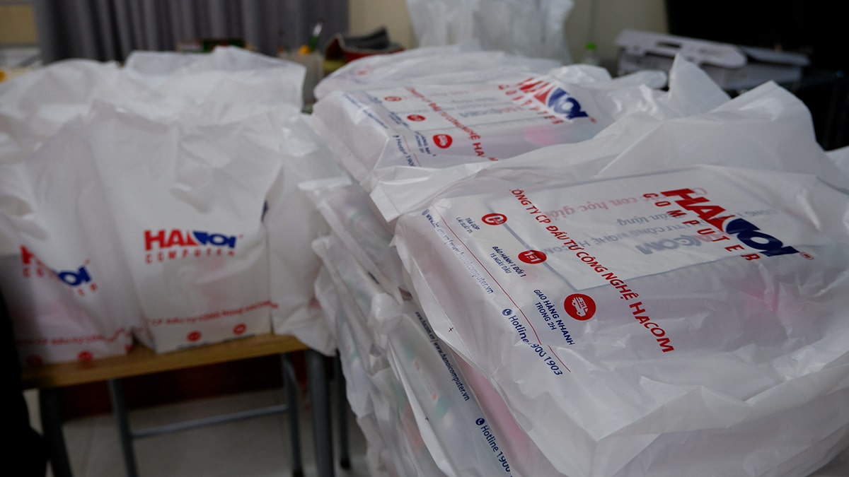 Quà tặng công ty HACOM gửi tặng các em học sinh
