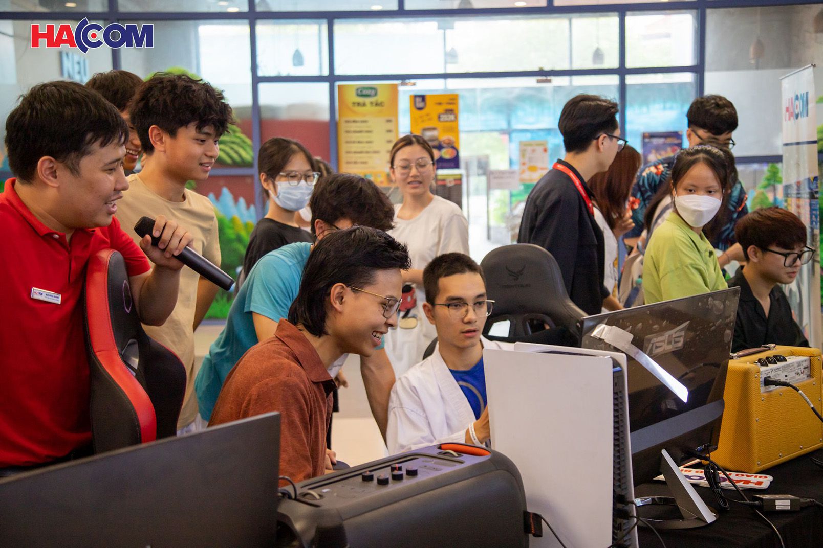 cá tính thương hiệu HACOM