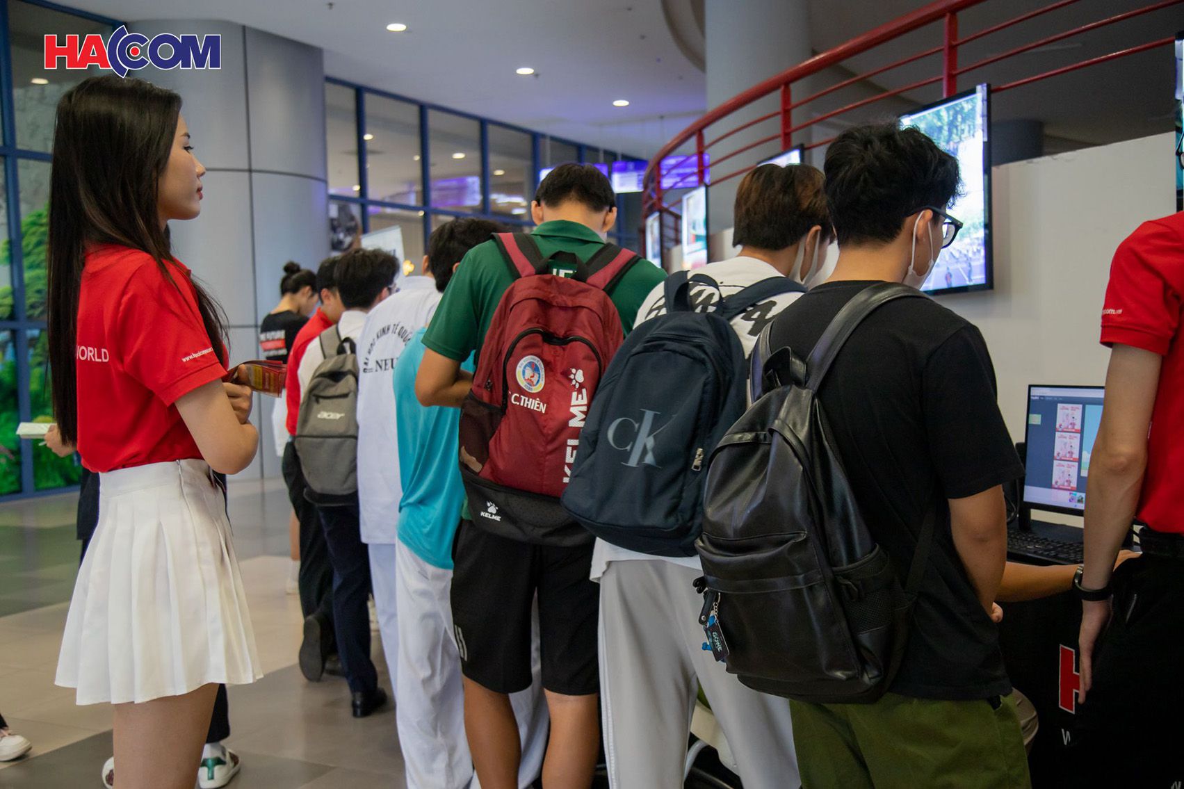 nhân viên thương hiệu HACOM