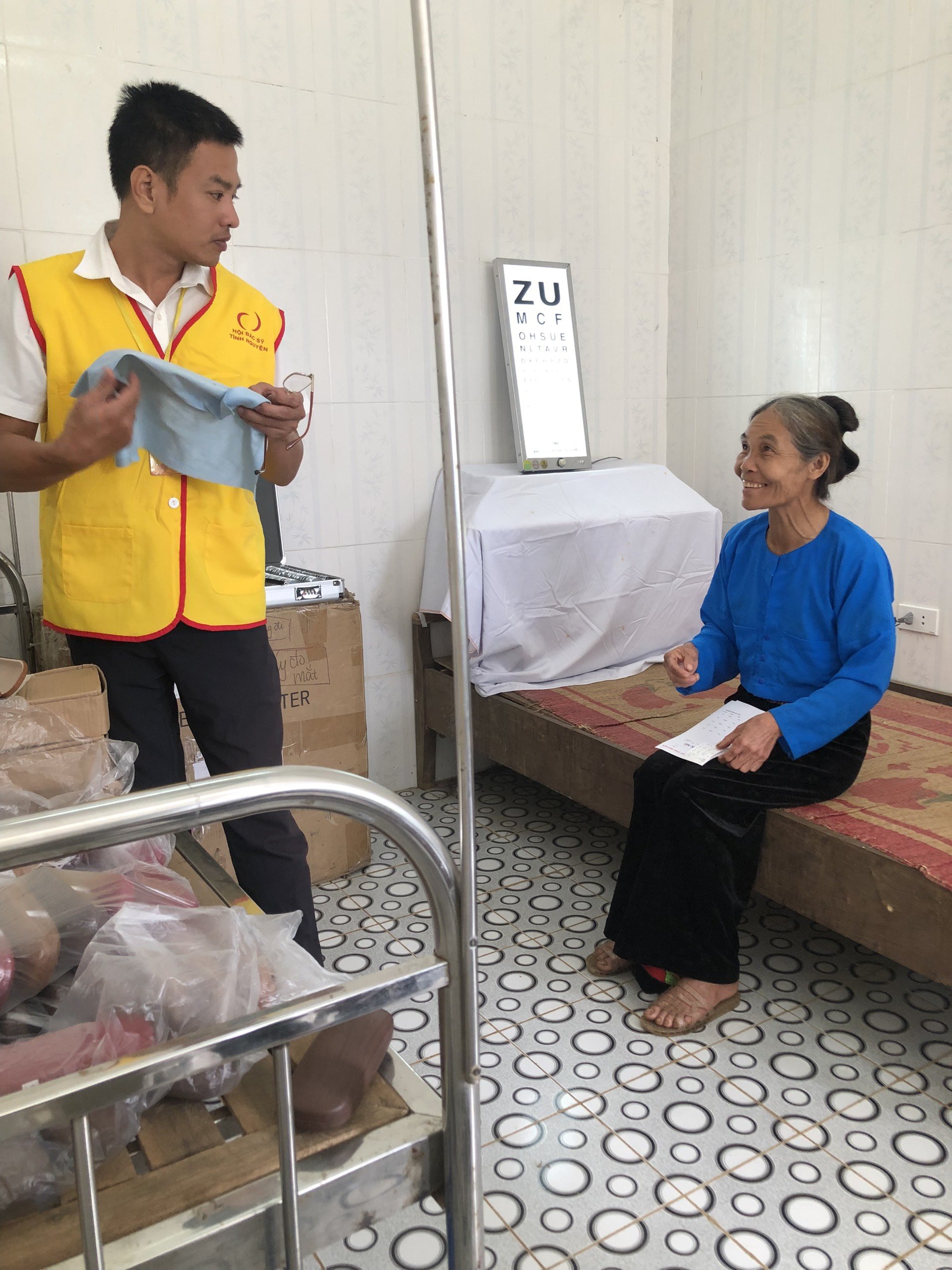 HACOM tài trợ bác sỹ chăm sóc sức khỏe người dân