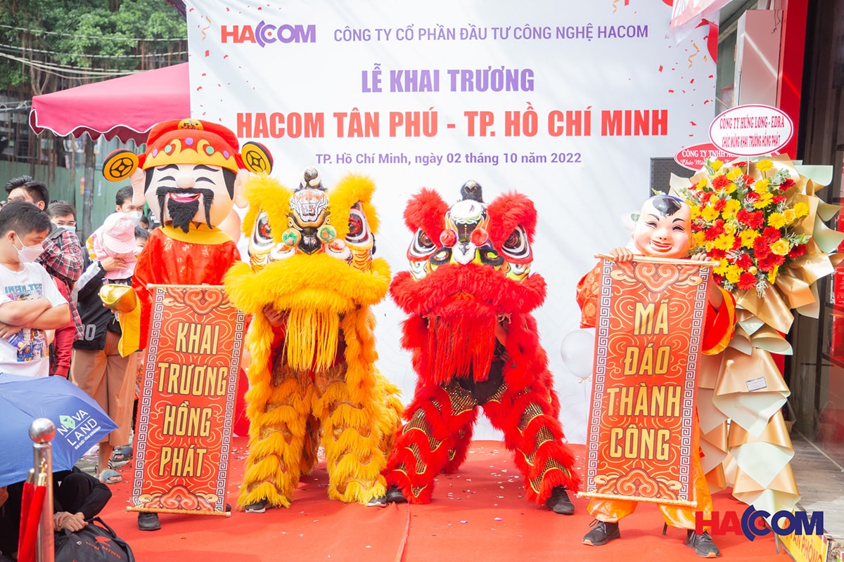 Biểu diễn khai trương chi nhánh showroom HACOM Tân Phú