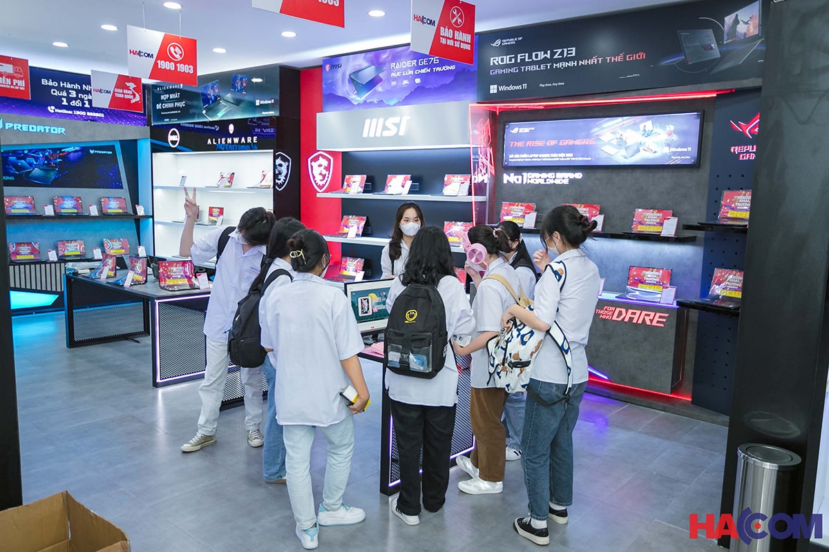 Khách hàng ghé thăm sự kiện khai trương showroom HACOM Thanh Hóa