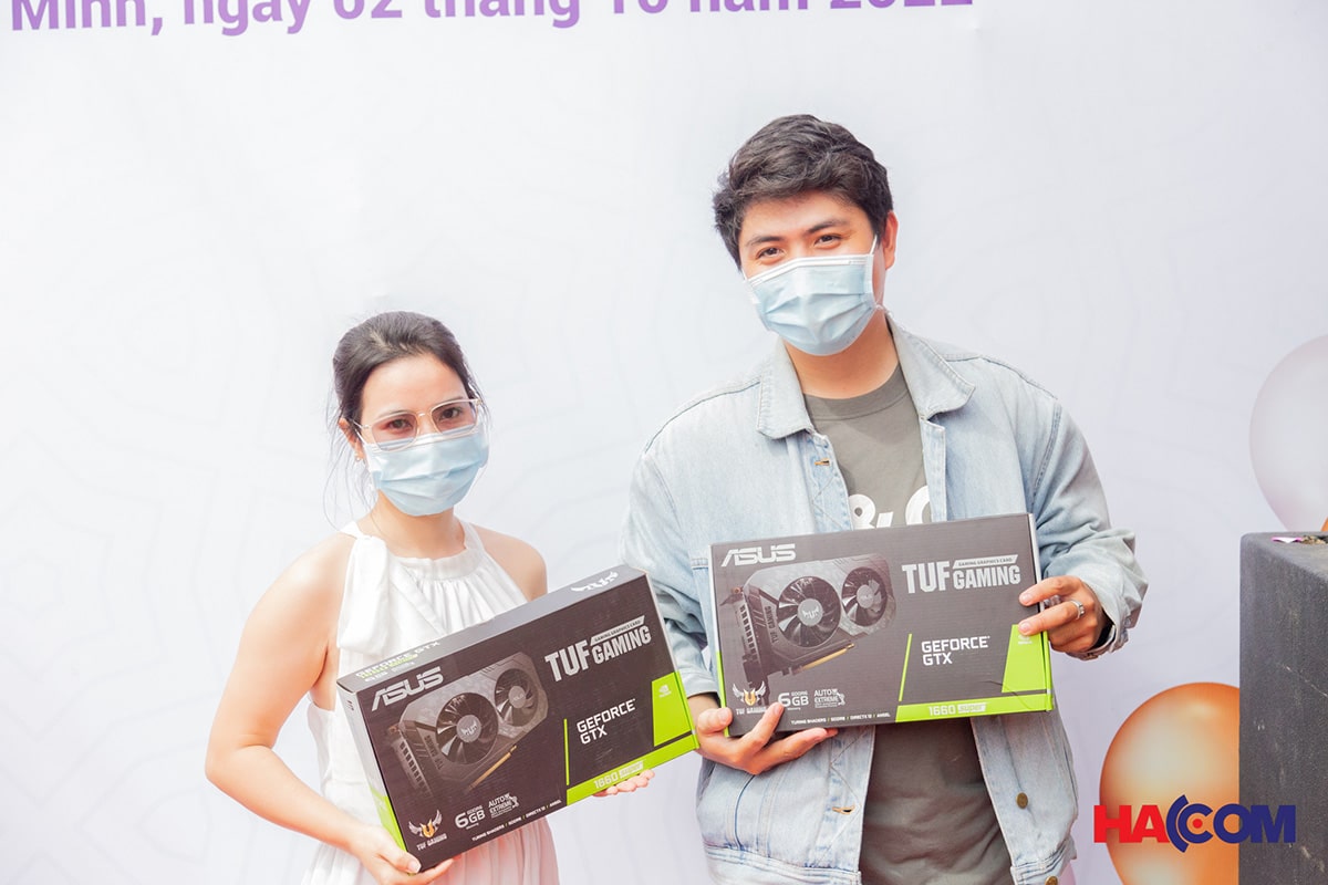 Khách mua hàng khai trương showroom HACOM Tân Phú