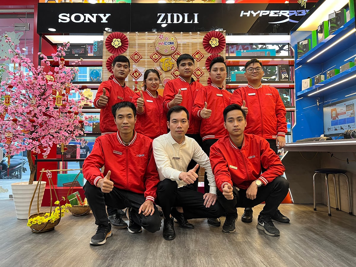 Nhân viên HACOM chụp ảnh tại showroom HACOM mừng năm mới