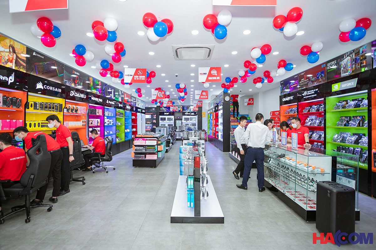 Nhân viên HACOM phục vụ tại Showroom HACOM Thanh Hóa