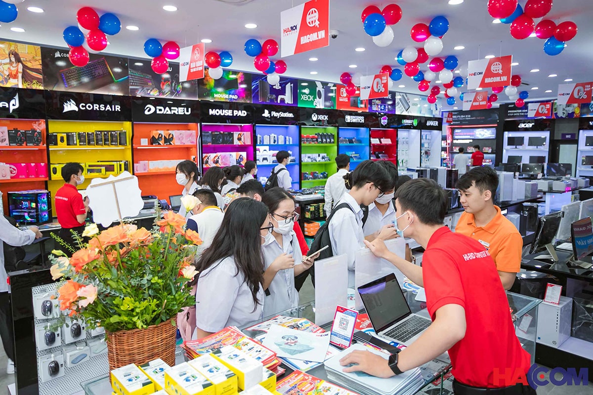 Nhân viên HACOM phục vụ khách hàng tại Showroom HACOM Thanh Hóa