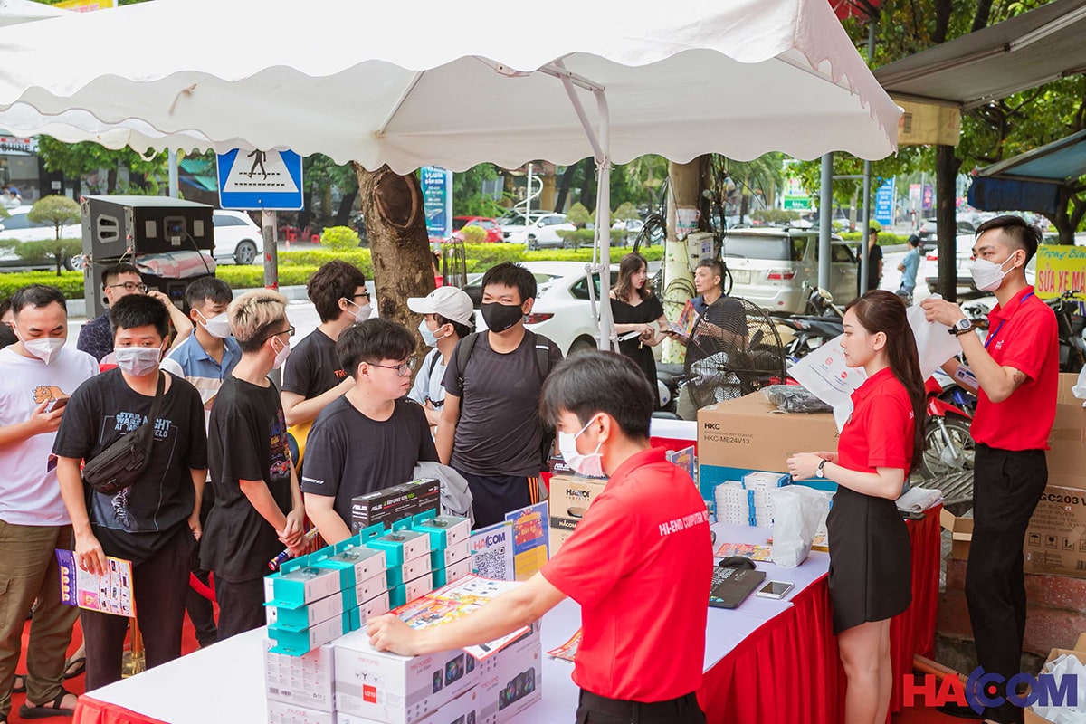 Nhân viên HACOM phục vụ tại lễ khai trương chi nhánh HACOM Thanh Hóa